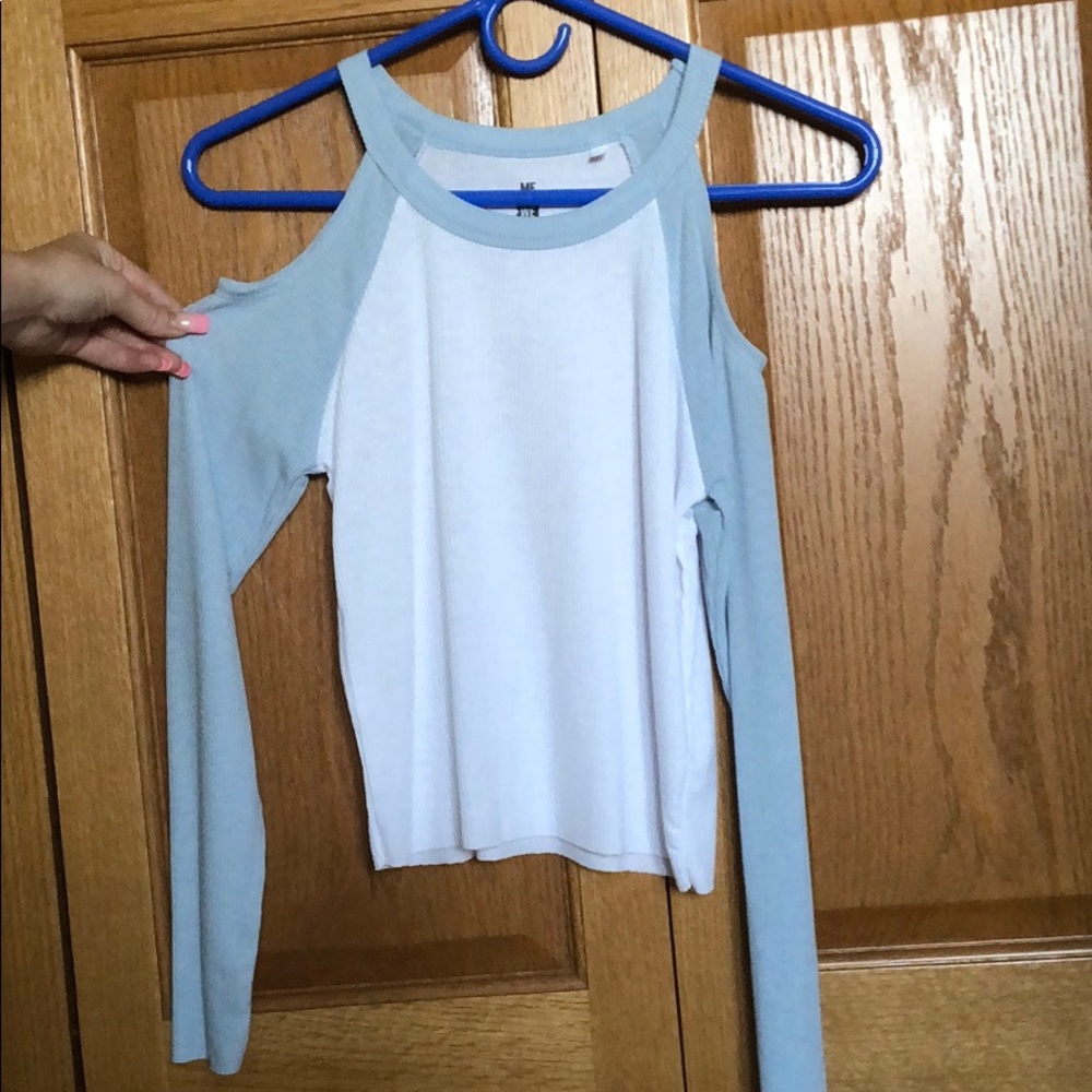 Long sleeved, shoulder-less, ribbed tee